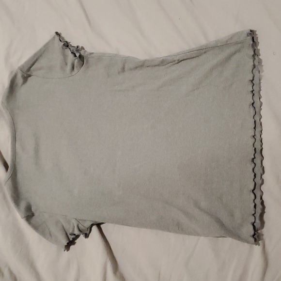 ✨️2FOR10✨️Cute t-shirt - Picture 3 of 3